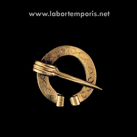 Pennannular brooch